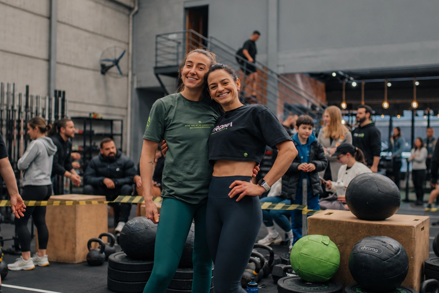 Duas alunas sorrindo juntas no box Troika